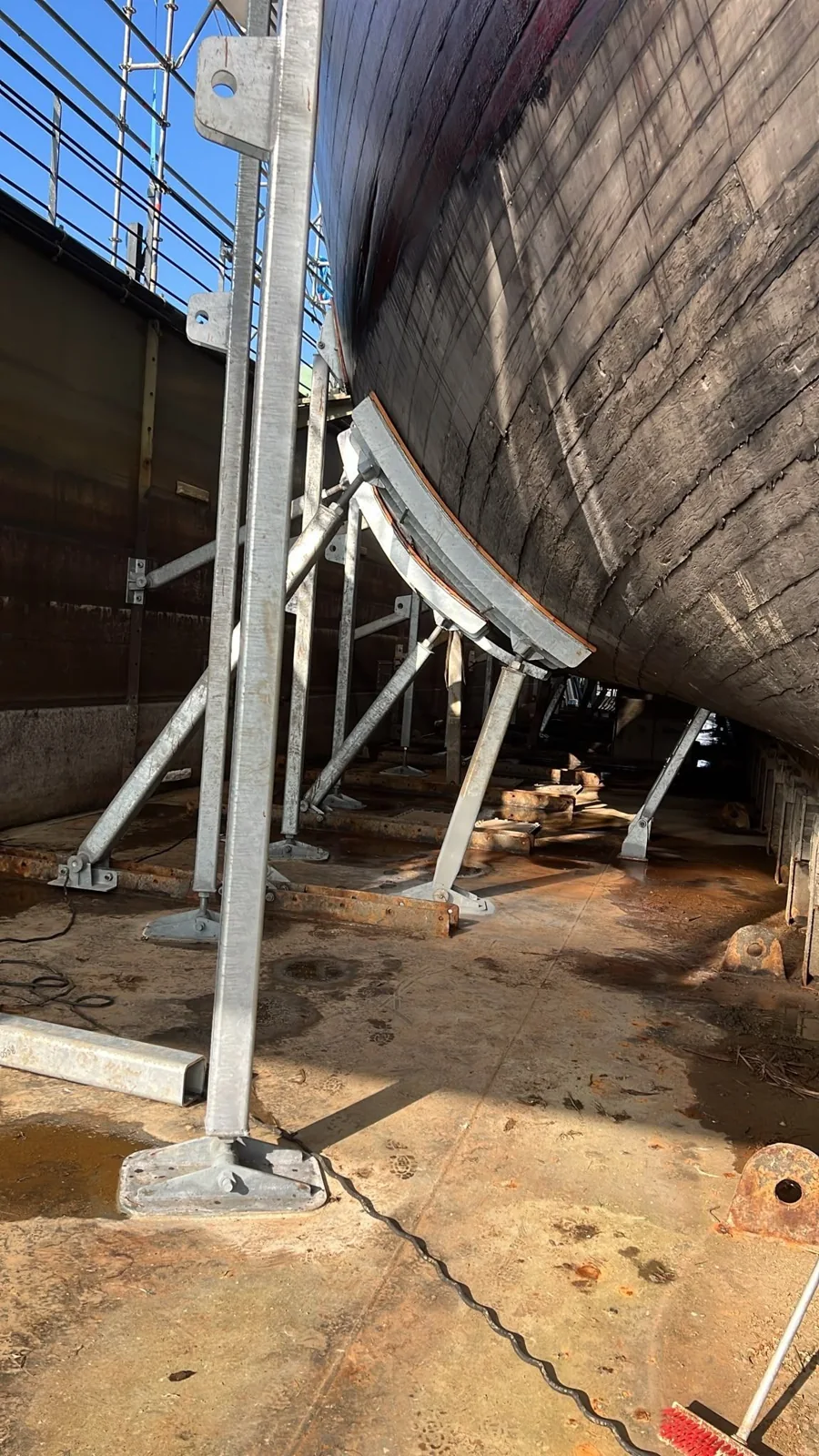 Steel columns and diagonal braces supporting Sigyn’s wooden hull.