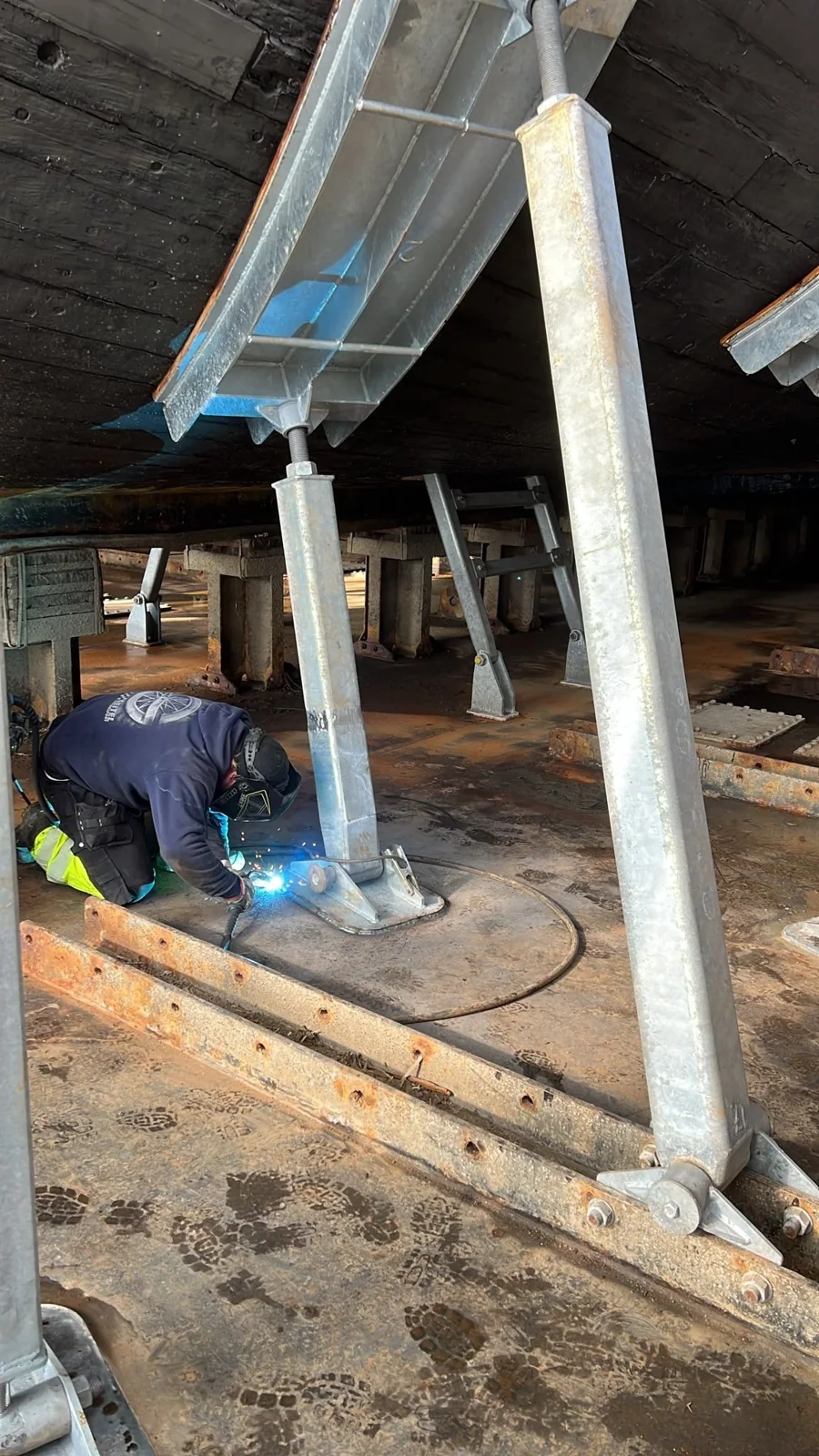 A curved hull support and steel column during installation.