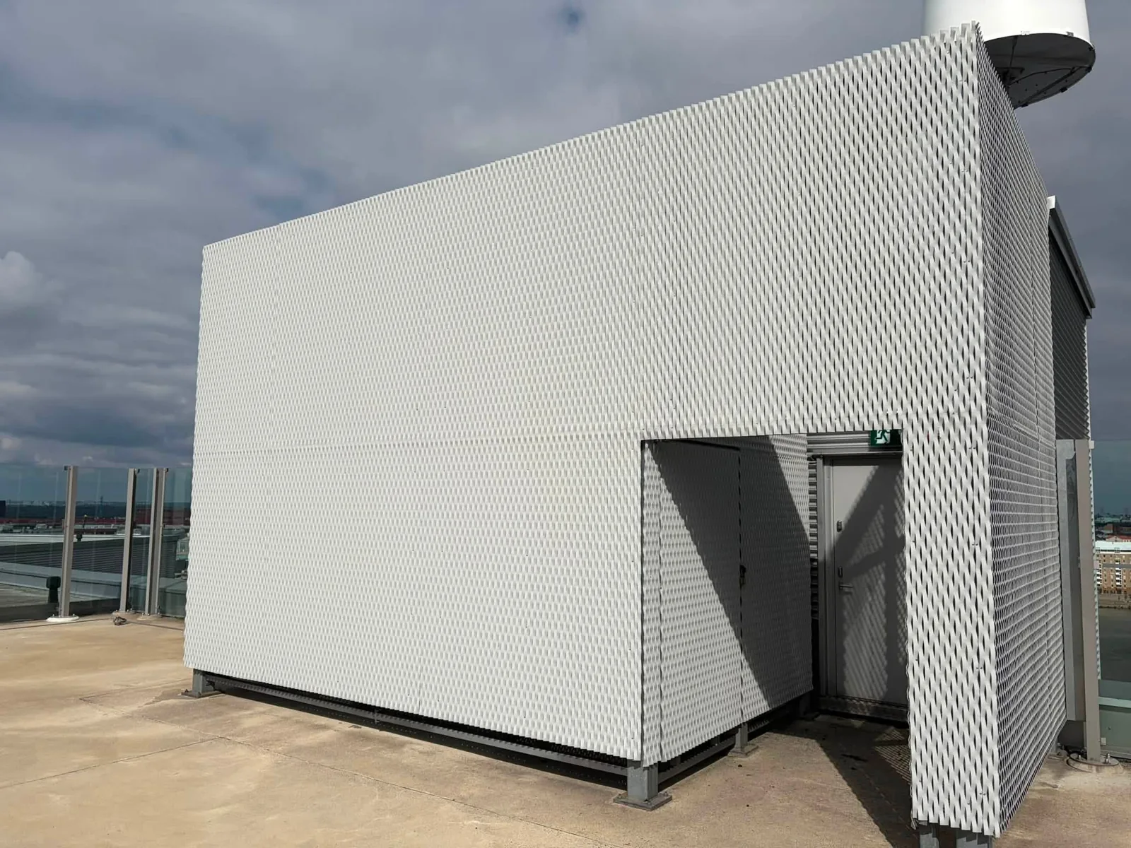 A mesh-clad protective structure on the Verkkokauppa.com rooftop.